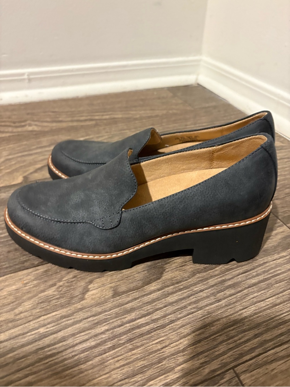 Naturalizer Women’s 8.5N Navy Chunky Lug Sole Loafers Narrow